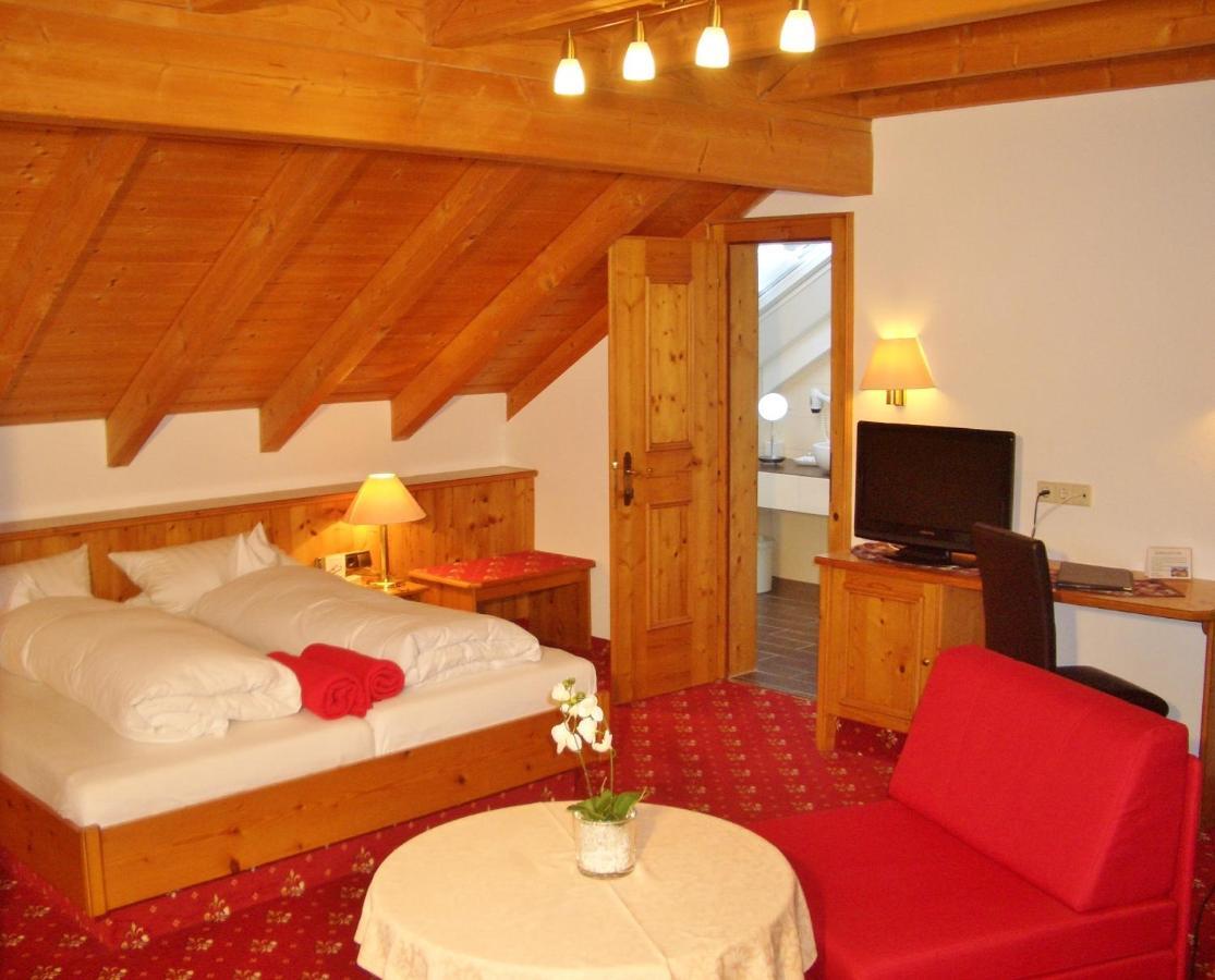 Hotel Schwarzenbergs Traube Glottertal Δωμάτιο φωτογραφία